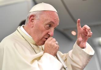 Papa Francisco pide a Putin frenar espiral de violencia en Ucrania