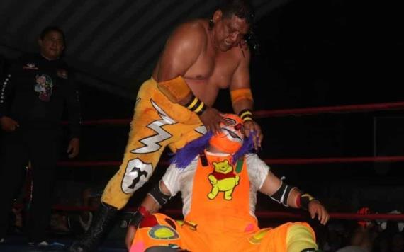 Thunderman Jr. destapó a Payasito Krosty en la magna función de lucha libre del XXI aniversario de PRODELLS