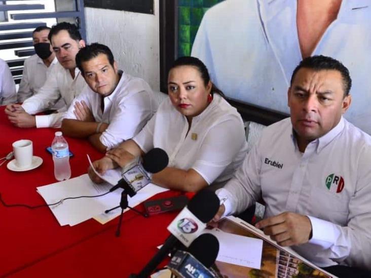 Encuentran hueco sobre la estructura del muro de contención en el malecón Carlos A. Madrazo Encuentran hueco sobre la estructura del muro de contención en el malecón Carlos A. Madrazo