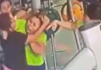 ¡Se arma campal en gimnasio! Mujeres pelean por aparato de ejercicio