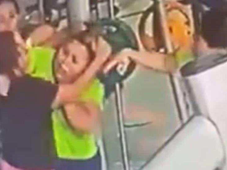 ¡Se arma campal en gimnasio! Mujeres pelean por aparato de ejercicio ¡Se arma campal en gimnasio! Mujeres pelean por aparato de ejercicio