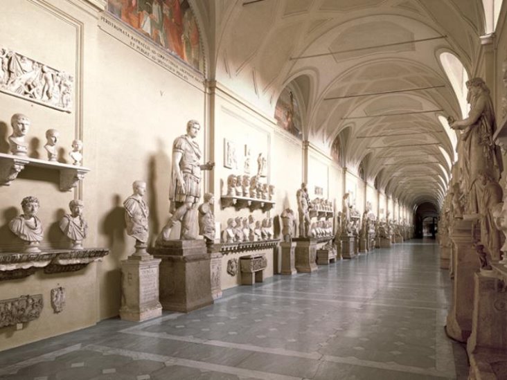 Detienen a un hombre por derribar dos bustos antiguos en los Museos Vaticanos Detienen a un hombre por derribar dos bustos antiguos en los Museos Vaticanos