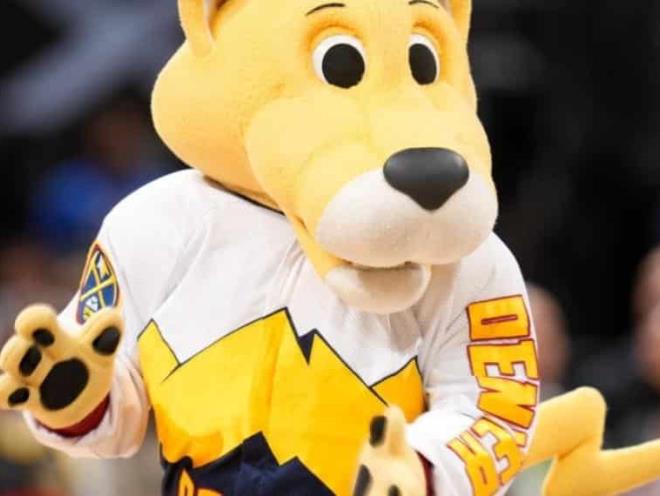Mascota de la NBA gana el triple que la jugadora de basquetbol mejor pagada en EE. UU Mascota de la NBA gana el triple que la jugadora de basquetbol mejor pagada en EE. UU