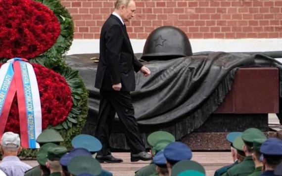 Vladimir Putin recibe un tractor de guerra bielorruso por su cumpleaños 70