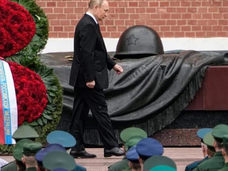 Vladimir Putin recibe un tractor de guerra bielorruso por su cumpleaños 70 Vladimir Putin recibe un tractor de guerra bielorruso por su cumpleaños 70