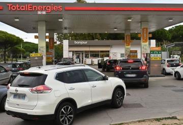 Falta de combustible en Francia provoca largas filas en gasolineras