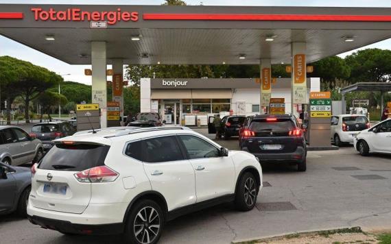 Falta de combustible en Francia provoca largas filas en gasolineras