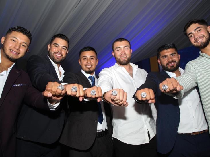 Agustín "Guty" Ruiz recibió su anillo de campeón de la Temporada 2021-2022 de la Liga Mexicana del Pacifico Agustín "Guty" Ruiz recibió su anillo de campeón de la Temporada 2021-2022 de la Liga Mexicana del Pacifico