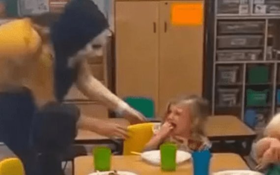 Despiden a trabajadora que usó una máscara para asustar a niños en guardería de Mississippi
