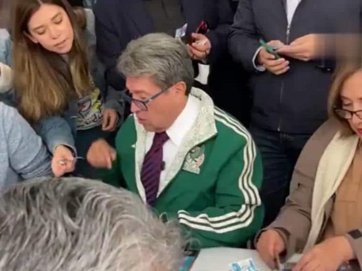 El fútbol los unió: Ricardo Monreal y Xóchitl Gálvez intercambiaron estampas del Mundial El fútbol los unió: Ricardo Monreal y Xóchitl Gálvez intercambiaron estampas del Mundial