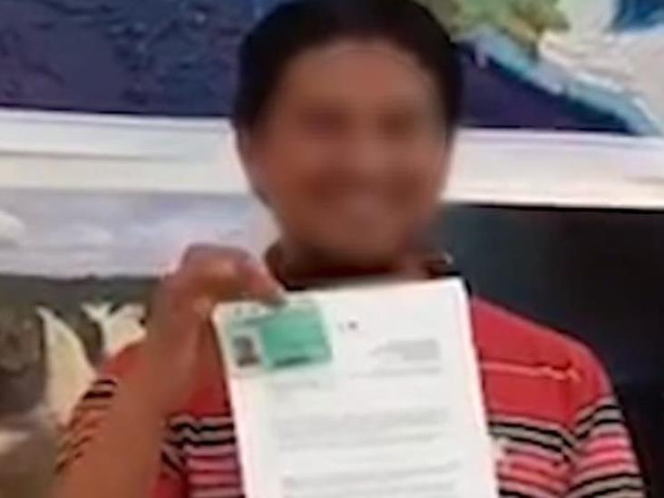 INM entrega tarjeta de Residente Permanente a joven sin patria nacido en la guerrilla colombiana INM entrega tarjeta de Residente Permanente a joven sin patria nacido en la guerrilla colombiana