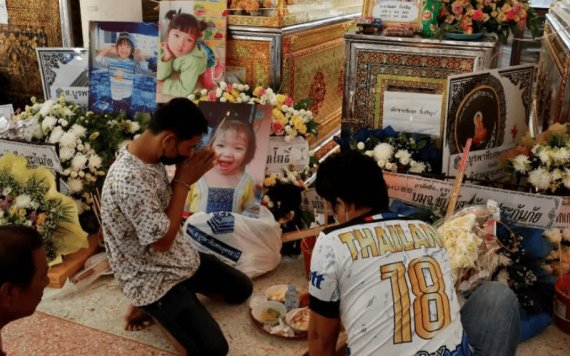 Tailandia de luto: Cientos de personas se reúnen a honrar la vida de los niños asesinados en masacre