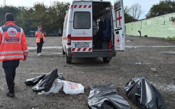 Tras bombardeos de Rusia, Cruz Roja suspende labores en Ucrania por seguridad