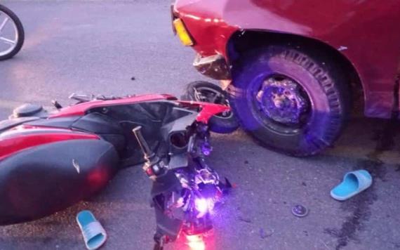 Motociclista choca contra camioneta en Tacotalpa