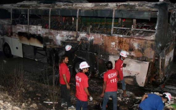 Mueren al menos 18 personas en autobús incendiado en Pakistán