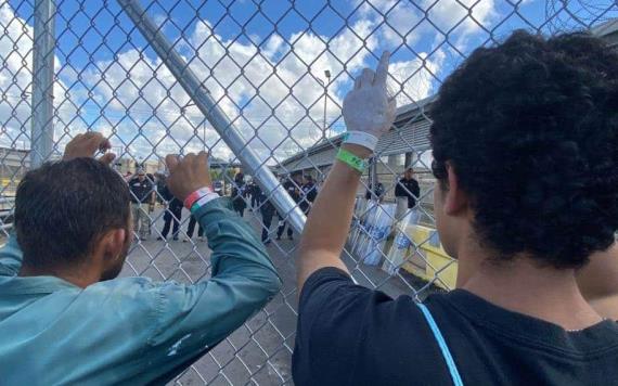 Venezolanos se encadenan a puente en frontera con Texas por deportaciones