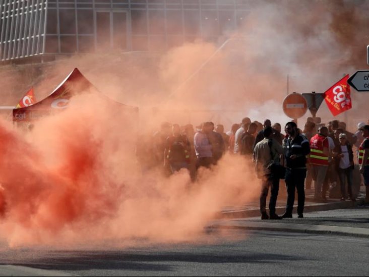 Franceses izquierdistas protestan contra la vida cara y el cambio climático Franceses izquierdistas protestan contra la vida cara y el cambio climático