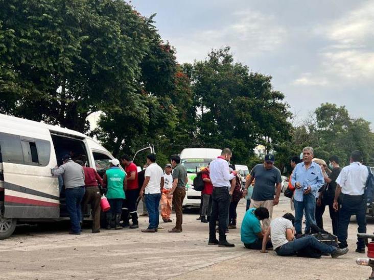 Brutal accidente deja como saldo nueve lesionados; chofer quedó prensado Brutal accidente deja como saldo nueve lesionados; chofer quedó prensado
