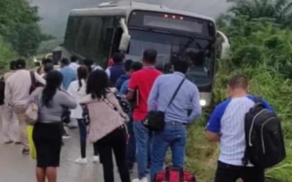 Derrapa autobús en la carretera Pichucalco-Teapa