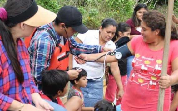 Presidenta Honoraria del DIF, Karina Ricárdez brinda asistencia social a familias afectadas por inundación