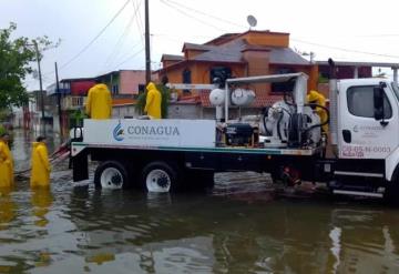 Camión-bomba de CONAGUA extrae agua del centro de Jonuta