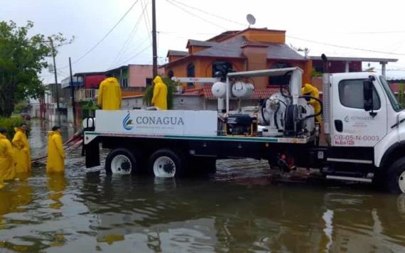 Camión-bomba de CONAGUA extrae agua del centro de Jonuta