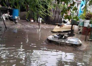 SasJon batalla para desalojar aguas de calles inundadas en Jonuta