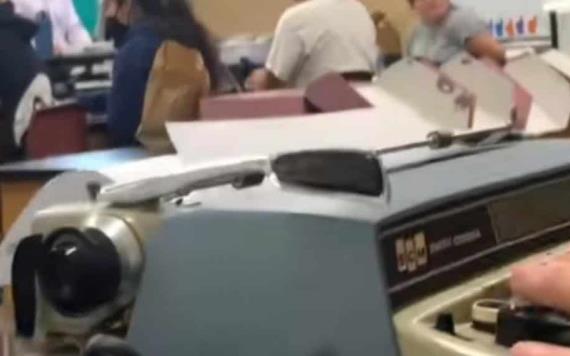 Estudiante lleva máquina de escribir a la clase; así reaccionaron sus compañeros