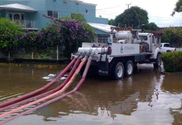 En Jonuta camión control contra inundaciones de la Conagua desaloja 8 mil metros cúbico de agua 