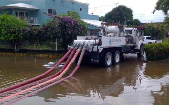En Jonuta camión control contra inundaciones de la Conagua desaloja 8 mil metros cúbico de agua 