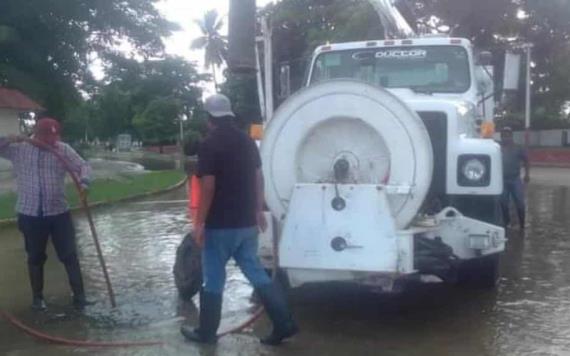 En apoyo a la población jonuteca afectada por las inundaciones, desazolvan aguas con un camión control de inundaciones