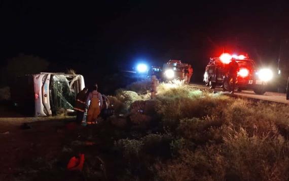 Mueren hermanas de 15 y 5 años en volcadura de autobús en carretera de Sonora