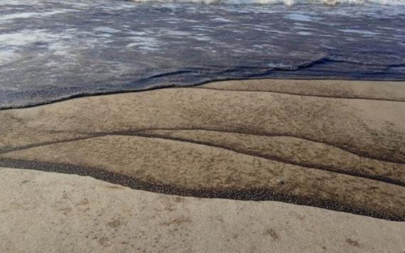 Derrame de hidrocarburo contamina siete playas de Oaxaca