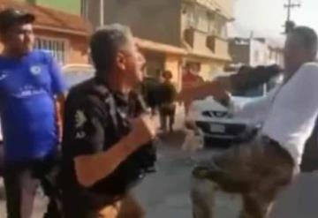 Policía municipal se enfrenta a golpes con un habitante de Ecatepec