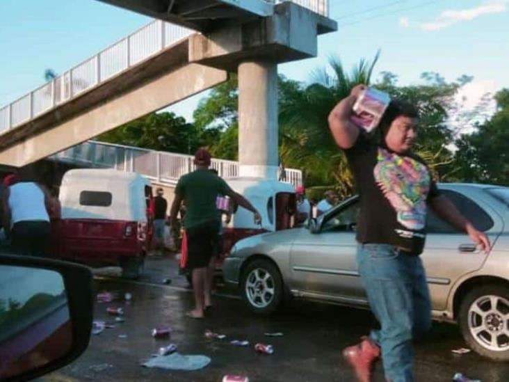 Saquearon tráiler cargado de cervezas en Centla, Tabasco Saquearon tráiler cargado de cervezas en Centla, Tabasco