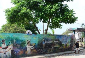 Vecinos escuchan espíritus bajo el árbol en panteón Central de Tamulté