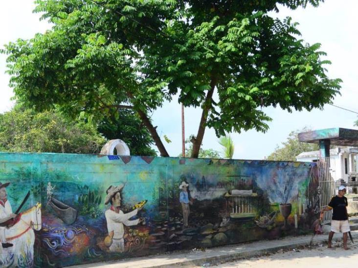 Vecinos escuchan espíritus bajo el árbol en panteón Central de Tamulté Vecinos escuchan espíritus bajo el árbol en panteón Central de Tamulté