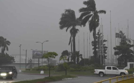 Huracán Lisa toca tierra en Belice, se enfila a Guatemala y México