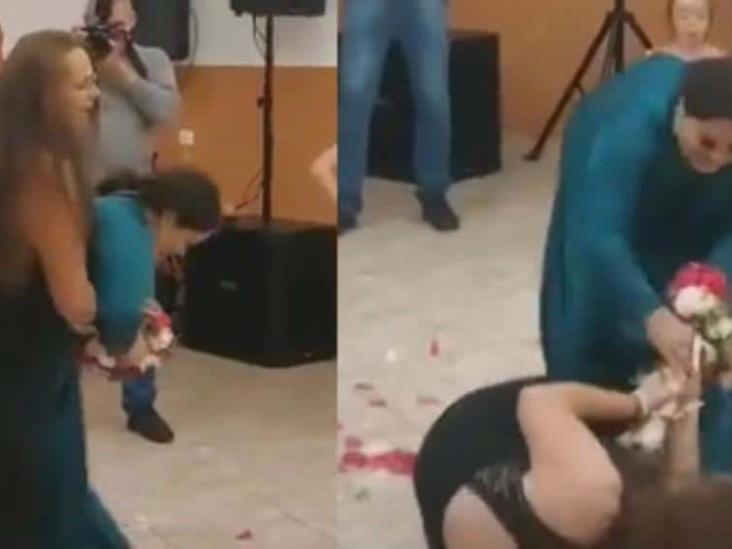 ¡Hasta el piso! Mujeres pelean con todo en boda por quedarse con ramo de la novia ¡Hasta el piso! Mujeres pelean con todo en boda por quedarse con ramo de la novia