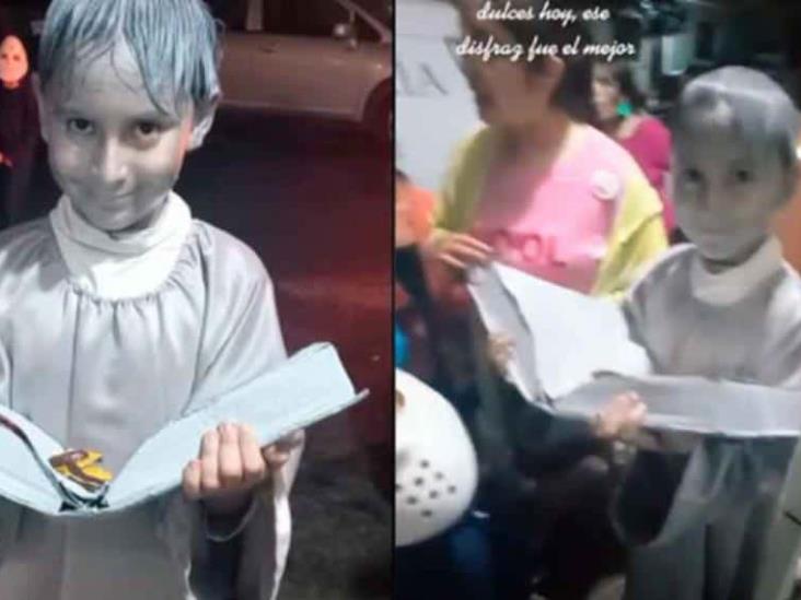 Niño se disfraza de personaje de la icónica película El Libro de Piedra y rompe las redes Niño se disfraza de personaje de la icónica película El Libro de Piedra y rompe las redes