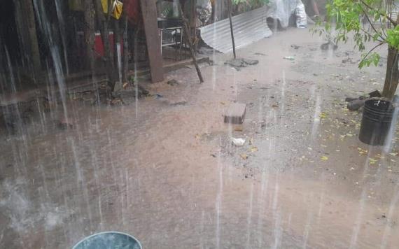 Torrenciales lluvias dejan anegaciones en viviendas y calles de Jalpa de Méndez