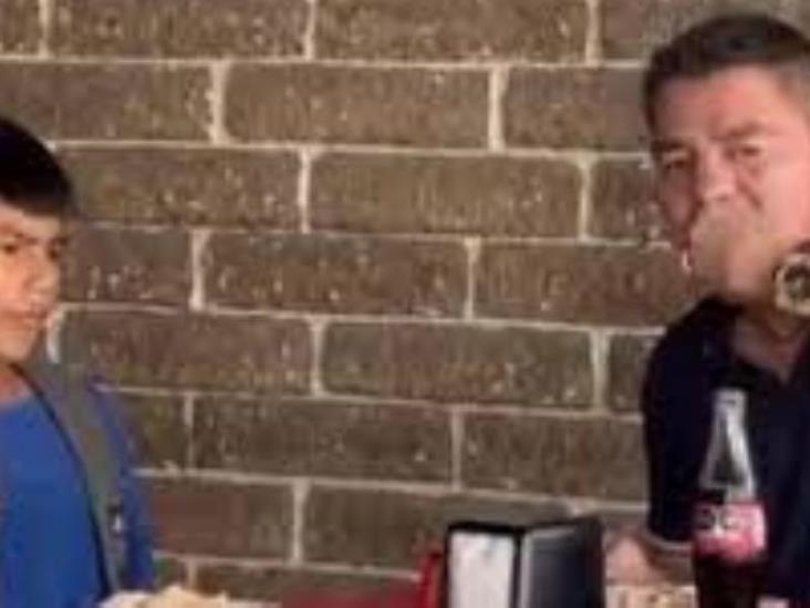 Video: Niño le pide dinero para comida a Travieso Arce y el pentacampeón lo invita a sentarse a comer con él Video: Niño le pide dinero para comida a Travieso Arce y el pentacampeón lo invita a sentarse a comer con él