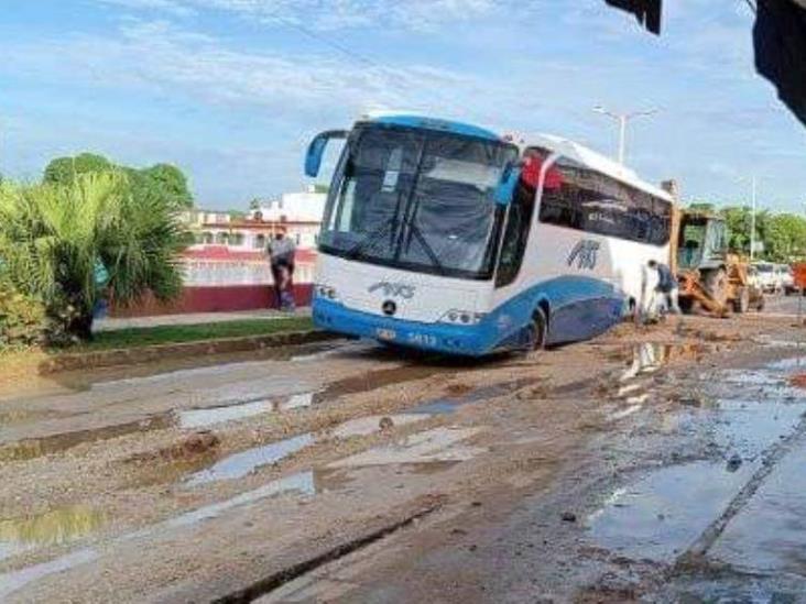 Camión de pasaje quedó sembrado en obra abandonada sin señalamientos Camión de pasaje quedó sembrado en obra abandonada sin señalamientos