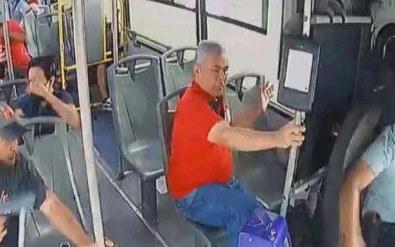 Chofer de autobús ´se duerme´ y choca; esto hicieron los pasajeros 