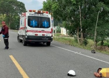 Camión de materiales vuelca sobre carretera Jalapa-Macuspana