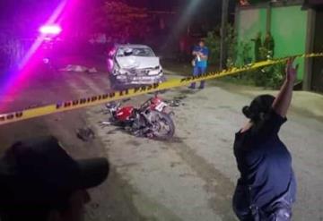 Hermanos en motocicleta impactaron de frente contra un auto