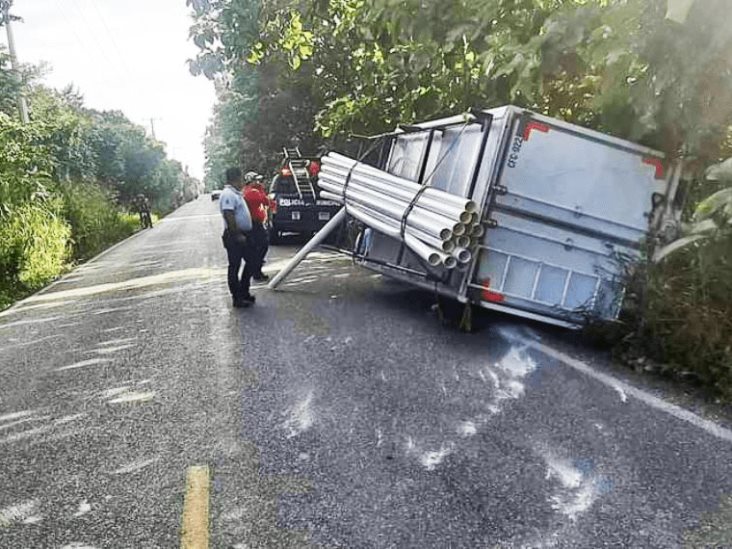 Camión de materiales vuelca sobre carretera Jalapa-Macuspana Camión de materiales vuelca sobre carretera Jalapa-Macuspana
