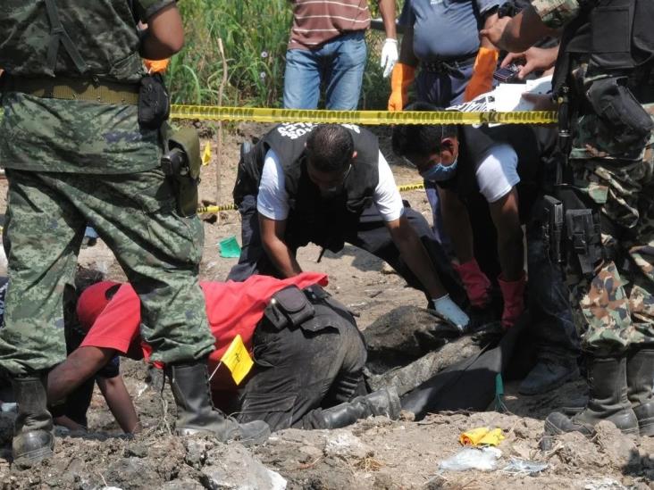 Hallan ocho cuerpos con signos de tortura en fosa clandestina en Michoacán Hallan ocho cuerpos con signos de tortura en fosa clandestina en Michoacán