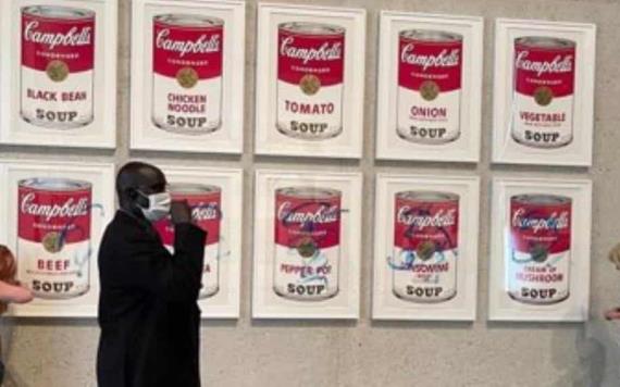 Activistas pintan y se pegan a los marcos de los cuadros de Campbells Soup I en Australia