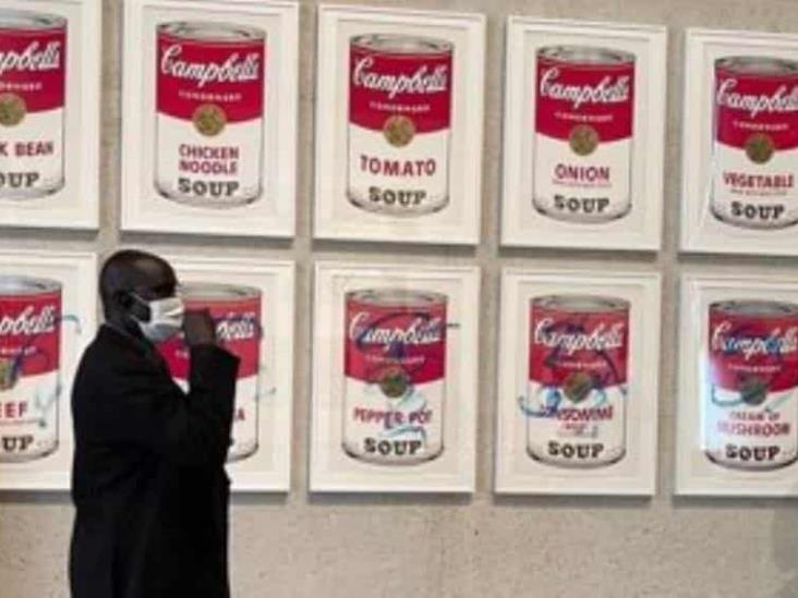 Activistas pintan y se pegan a los marcos de los cuadros de Campbells Soup I en Australia Activistas pintan y se pegan a los marcos de los cuadros de Campbells Soup I en Australia